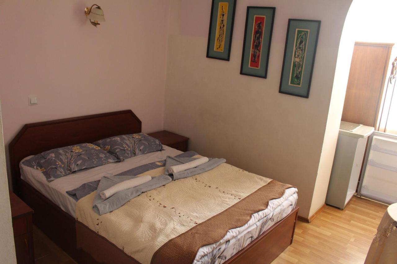 21 На Удачу Hotel Rustavi  Eksteriør billede