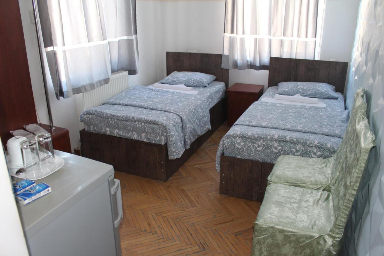 21 На Удачу Hotel Rustavi  Eksteriør billede