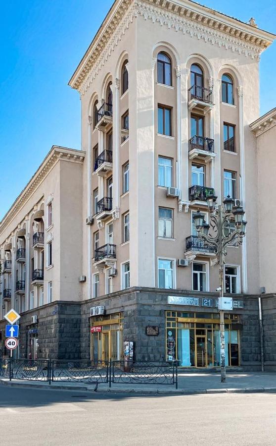 21 На Удачу Hotel Rustavi  Eksteriør billede