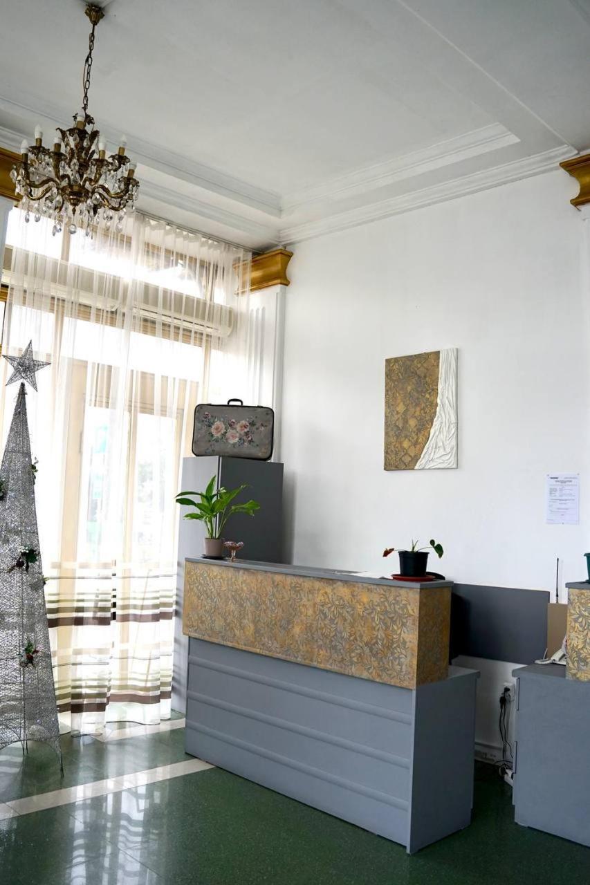 21 На Удачу Hotel Rustavi  Eksteriør billede